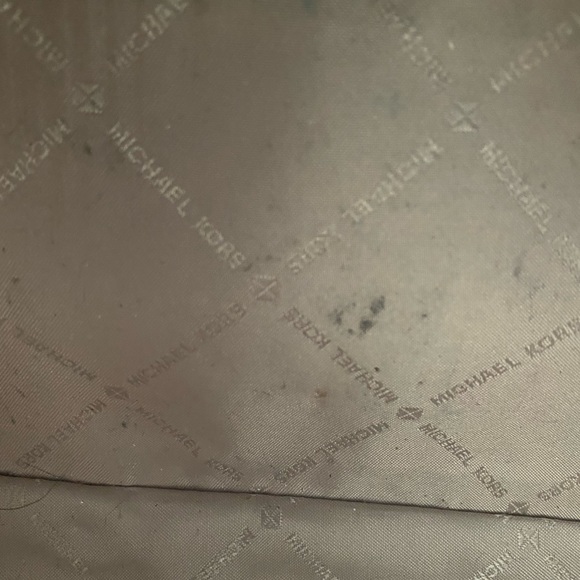 Michael Kors Small Tote (Light Pink) w/Gold Hardware. - Picture 12 of 14